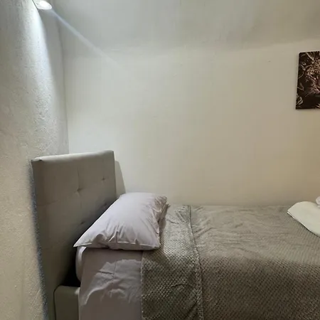 Space Domus Bed and Breakfast Νάπολη